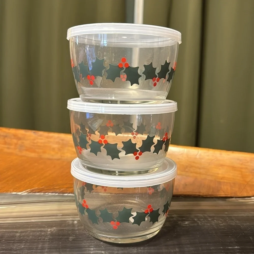 New Crate & Barrel Holly Leaf Lidded Bowls 16.5 oz Lot of 3 Christmas Tupperware